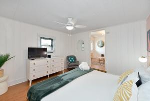 Un dormitorio con una cama y una cómoda con televisión. en Lake Hickory Trio 1 BR Pink Unit, en Hickory