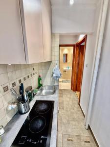 eine Küche mit Spüle und Herd oberen Backofen in der Unterkunft BLUE 1 Lux metro fast Wifi 8Gbs 75'TV Netflix ShowMax Disney in Warschau + 36 Fotos