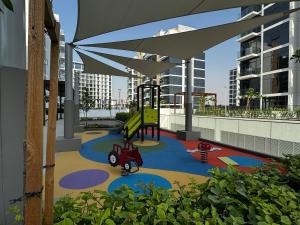ドバイにあるSunlit serenity Studio Azizi Rivieraの遊び場