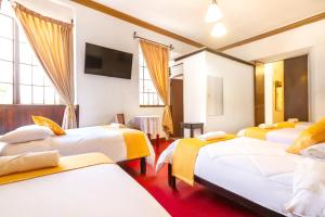Giường trong phòng chung tại Hotel Campanario