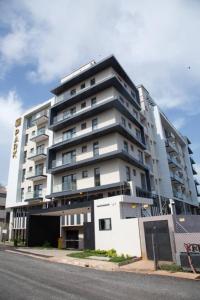 un gran edificio blanco con un garaje frente a él en Luxury Studio at Park, en Accra