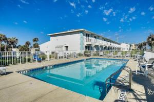 una piscina frente a un edificio en Walk to Ocean Family Retreat in Ormond Beach!, en Ormond Beach