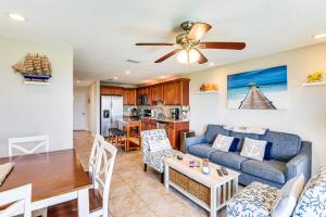 Sala de estar y comedor con sofá y mesa en Walk to Ocean Family Retreat in Ormond Beach!, en Ormond Beach