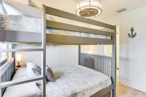 1 dormitorio con literas en una casa en Walk to Ocean Family Retreat in Ormond Beach!, en Ormond Beach 18 fotos más