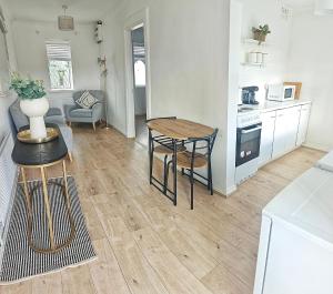 uma cozinha e sala de estar com mesa e cadeiras em The Curragh Studio em The Curragh