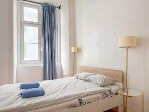 En eller flere senge i et værelse på Home Sonhos Fanqueiros + 6 billeder