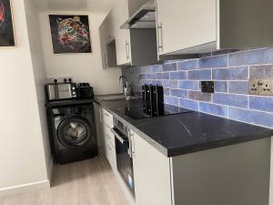 a kitchen with a washer and a washing machine at welcome rooms 47A in Swindon