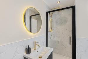 a bathroom with a sink and a mirror at Brighton Central Crown - Rose Platinum Properties in Brighton & Hove