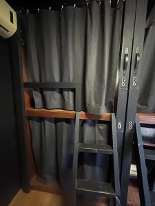 Backpacker, Worktime Accommodation at C & C客房内的一张或多张双层床
