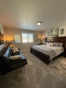 Voodi või voodid majutusasutuse The VILLAGE WALK at Sunset Arch - 4 bedroom sleeps 1 to 11 toas