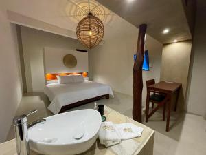 Postel nebo postele na pokoji v ubytování Cuatro Lunas Hotel Boutique