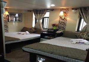 Postel nebo postele na pokoji v ubytování Skylark Hostel