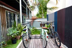 ブリスベンにあるシティバックパッカーズHQの建物の隣に2台の自転車が駐輪しています。