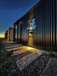 un edificio con una señal de pavo real en el costado. en Cauquenes Suites, en Río Gallegos