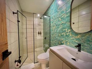 Un baño de Nomadic Suites