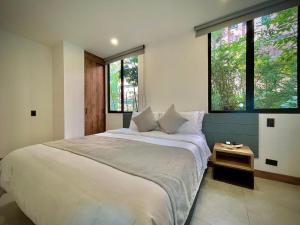 Una cama o camas en una habitación de Nomadic Suites