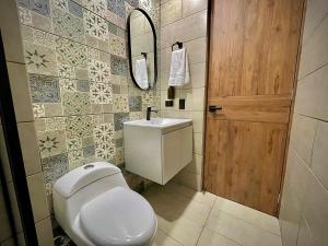 Un baño de Nomadic Suites