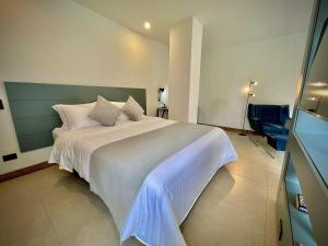 Una cama o camas en una habitación de Nomadic Suites