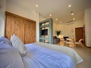 Una cama o camas en una habitación de Nomadic Suites