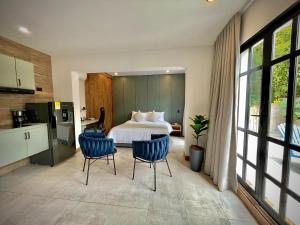 Una cocina o cocineta en Nomadic Suites
