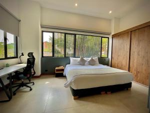 Una cama o camas en una habitación de Nomadic Suites