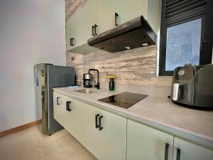 Una cocina o cocineta en Nomadic Suites