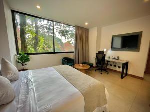 Una televisión o centro de entretenimiento en Nomadic Suites