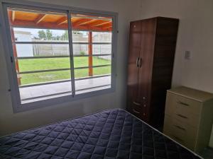 アスルにあるLugar de Descanso Azulのベッドルーム1室(ベッド1台、窓、ドレッサー付)