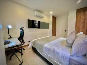 Una cama o camas en una habitación de Nomadic Suites