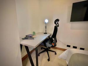 Una televisión o centro de entretenimiento en Nomadic Suites