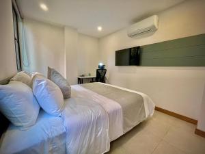 Una cama o camas en una habitación de Nomadic Suites