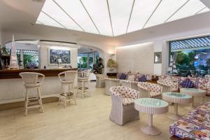 a lobby with chairs and a bar with a counter at Hotel Diamond NUOVA GESTIONE in Riccione