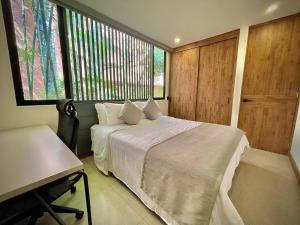 Una cama o camas en una habitación de Nomadic Suites