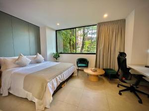 Una cama o camas en una habitación de Nomadic Suites