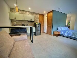Una cocina o cocineta en Nomadic Suites