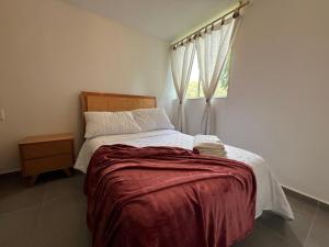 Un dormitorio con una cama grande con ventana. en Apartamento Portanova, vista al bosque, en Piedecuesta 22 fotos más