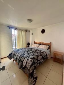 圣地亚哥Hostel Tu Espacio RE - Casa cerca del Aeropuerto的带床和窗户的卧室