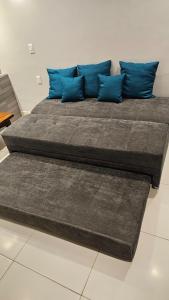 - 2 lits avec des oreillers bleus dans une chambre dans l'établissement Loft privado cerca del Jardín Principal de Sayula, à Sayula