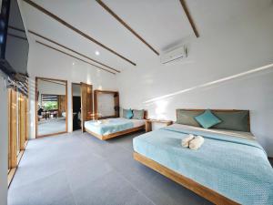 een slaapkamer met 2 bedden en een badkamer bij Island World Panglao in Panglao +37 foto's