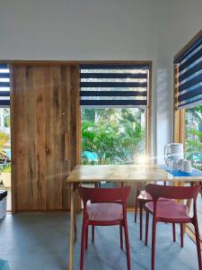 een eetkamer met een houten tafel en stoelen bij Island World Panglao in Panglao