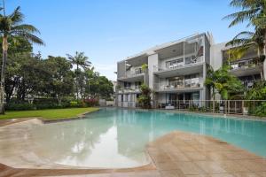 une piscine vide devant un bâtiment dans l'établissement Pool View 3-Bedroom Oasis in Drift Resort, à Casuarina