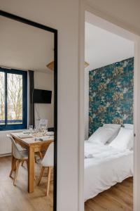 Una cama o camas en una habitación de Le Reflet des Cygnes