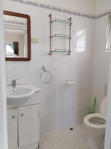 Uma casa de banho em Nadi Airport rooms