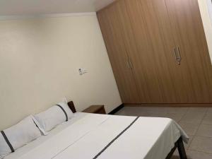 Uma cama ou camas num quarto em Nadi Airport rooms