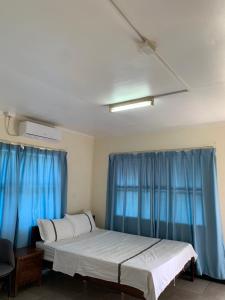 Uma cama ou camas num quarto em Nadi Airport rooms