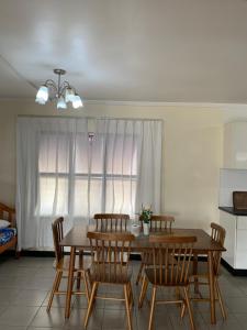 Uma área de estar em Nadi Airport rooms