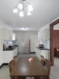 A cozinha ou kitchenette de Nadi Airport rooms