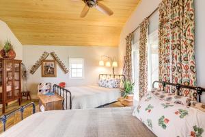 Postel nebo postele na pokoji v ubytování Large Yard and Pond Fayetteville Rural Retreat