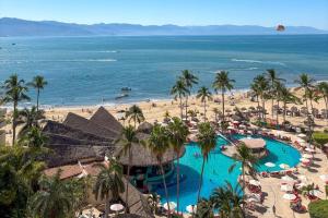 Una vista aérea de un resort con piscina y playa. en Ocean-view condo with exclusive amenities!, en Puerto Vallarta
