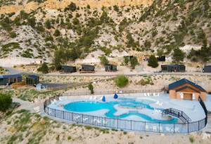 Yurt Overlook #7 with AC and Private Bath 2 Kings内部或周边的泳池